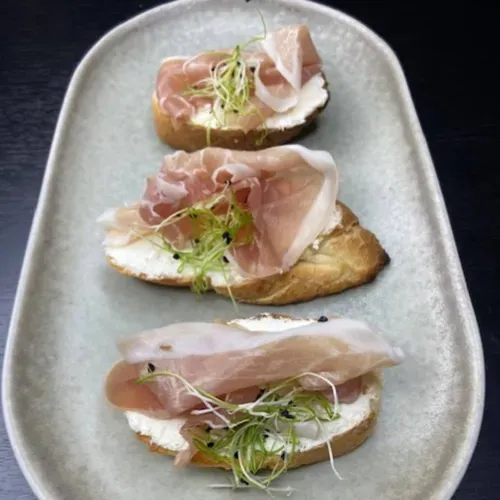 Bruschete cu prosciutto