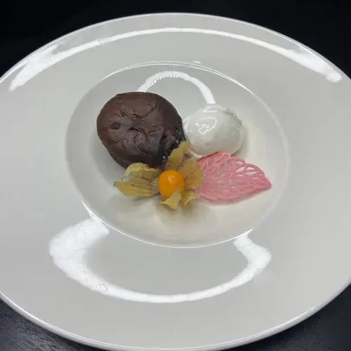 Fondant din ciocolată cu înghețată și topping