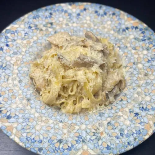 Pasta fettucine cu pui şi ciuperci