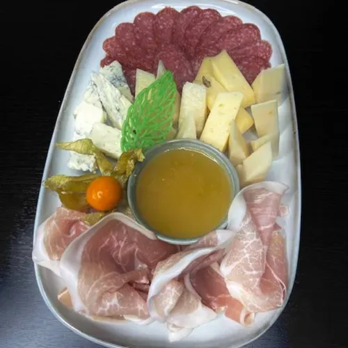 Platou de cașcavaluri și mezeluri