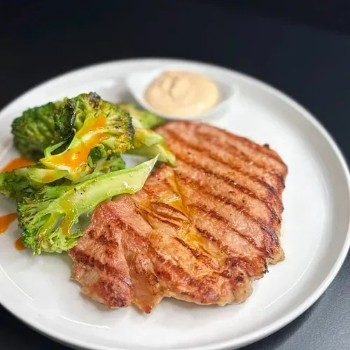 Steak din ceafa de porc cu broccoli