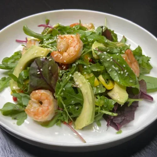 Salată cu creveţi şi avocado