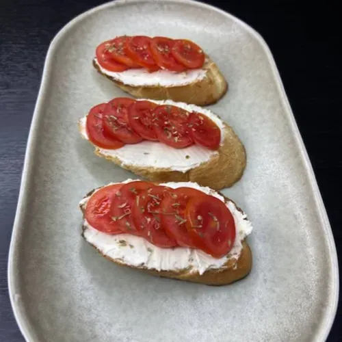 Bruschete cu roşii şi cremă de brînză