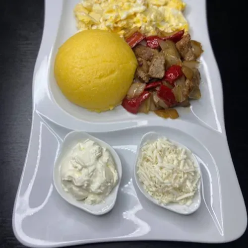 Mămăligă cu tocană de porc