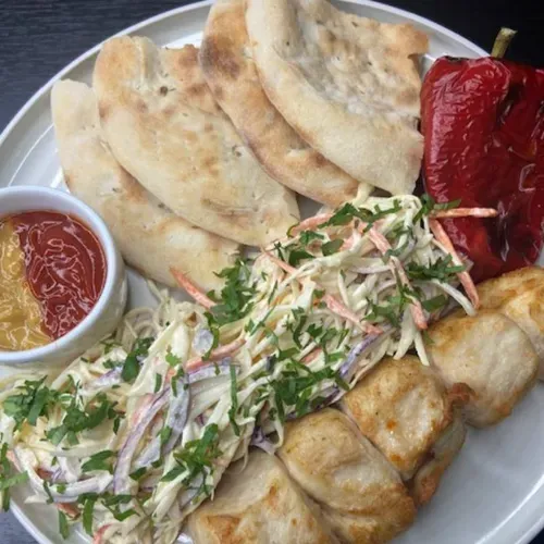 Frigărui de pui si salata