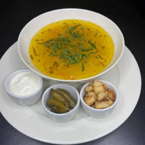 Zeamă de pui cu smîntîna şi ardei iute